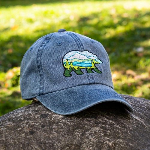 vintage-shapka-s-kozirka-siva (4) Vintage blue baseball cap with an embroidered bear silhouette featuring a mountain landscape.