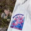 Close-up of oversized organic cotton T-shirt with edelweiss flower print "No Service No Problem"