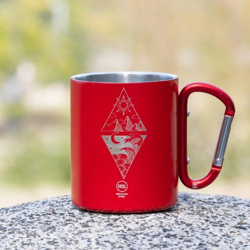 cherveno-kanche-za-planina red laser engraved metal mug with carabiner and geometric mountain and wave design made of recycled steel