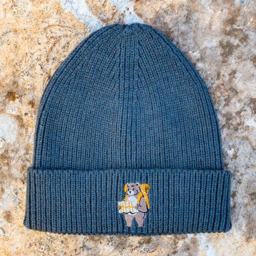 siva-zimna-shapka-s-broderia dark grey embroidered winter beanie with bear tourist design, made of 50% acrylic and 50% recycled polyester, unisex one size