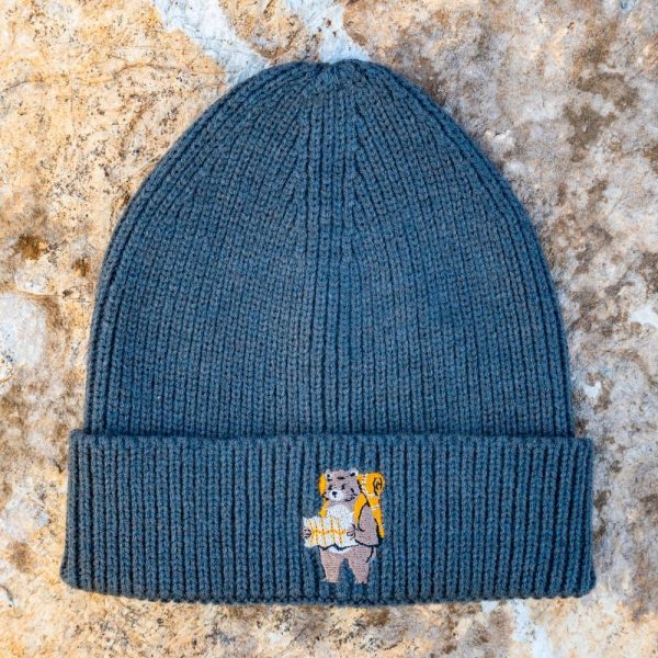 siva-zimna-shapka-s-broderia dark grey embroidered winter beanie with bear tourist design, made of 50% acrylic and 50% recycled polyester, unisex one size