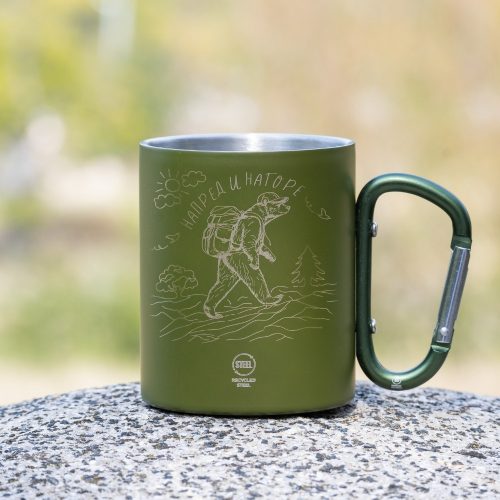 zeleno-kanche-za-planina-prehodi-podarak green laser engraved metal mug with carabiner and bear hiker design, engraved quote in Bulgarian “Forward and upward”