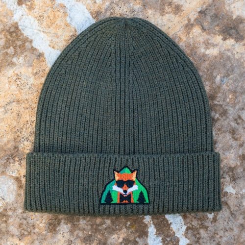 zimna-shapka-khaki-pletena khaki green knitted winter beanie with fox and forest embroidery, made of 50% acrylic and 50% recycled polyester, unisex one size