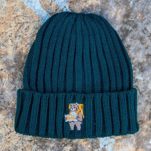 zimna-shapka-masleno-zelena dark forest green embroidered winter beanie with bear tourist design, made of 50% acrylic and 50% recycled polyester, unisex one size