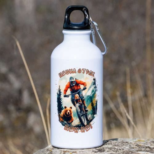 butilka-za-kolelo-mountaing-bike White aluminum bottle with cyclist and bear chase illustration and carabiner clip.