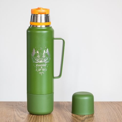 golyam-termos-s-chasha Green 1.2L metal thermos with handle, two cups and dishwasher-safe laser engraved design.