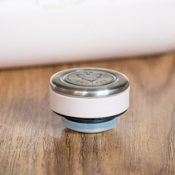 kapachka-za-damski-termos Close-up of pink thermos cap with metal top and silicone seal.