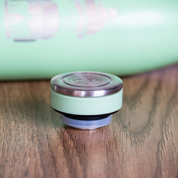 kapachka-za-termos-ski-planina Close-up of mint green thermos cap with metal top and secure seal.