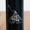 metalen-termos-s-filtar Close-up of laser-engraved mountain and “Chai malko” design on a black thermos.