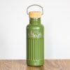 metalen-termos-za-planina Green 500ml metal insulated bottle with bamboo lid and mountain laser-engraved design.