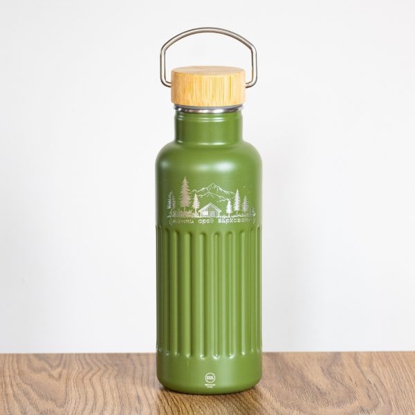 metalen-termos-za-planina Green 500ml metal insulated bottle with bamboo lid and mountain laser-engraved design.