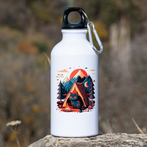 metalna-butilka-s-karabiner White aluminum water bottle with a carabiner and a colorful illustration of a camping scene featuring a cat sitting by a campfire in front of a tent and mountains.