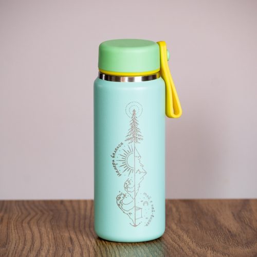 mini-termos-malyk-za-kafe Mint green 200ml mini thermos with laser-engraved mountain design and yellow handle.