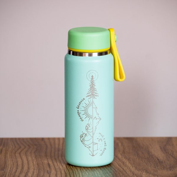 mini-termos-malyk-za-kafe Mint green 200ml mini thermos with laser-engraved mountain design and yellow handle.
