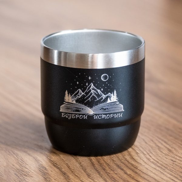 termo-chasha-za-kafe Black mini insulated coffee cup with laser-engraved mountain and book design.