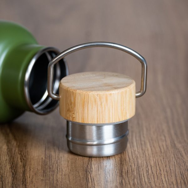 termo-kapachka-za-ranica Close-up of a bamboo and stainless steel thermos lid with metal carrying handle.