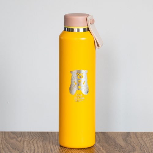 termos-s-mechka-bez-drama Yellow 500ml metal thermos with laser-engraved bear design, dishwasher-safe.