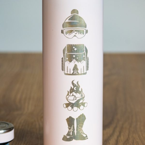 termos-za-momiche-zhena Close-up of laser-engraved winter sports icons on a pink thermos.