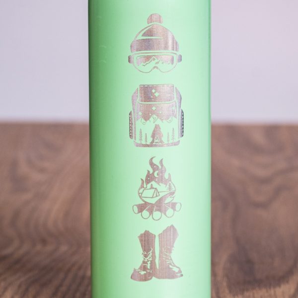 termos-za-ski-snowboard Close-up of laser-engraved winter sports icons on a mint green 750ml thermos.