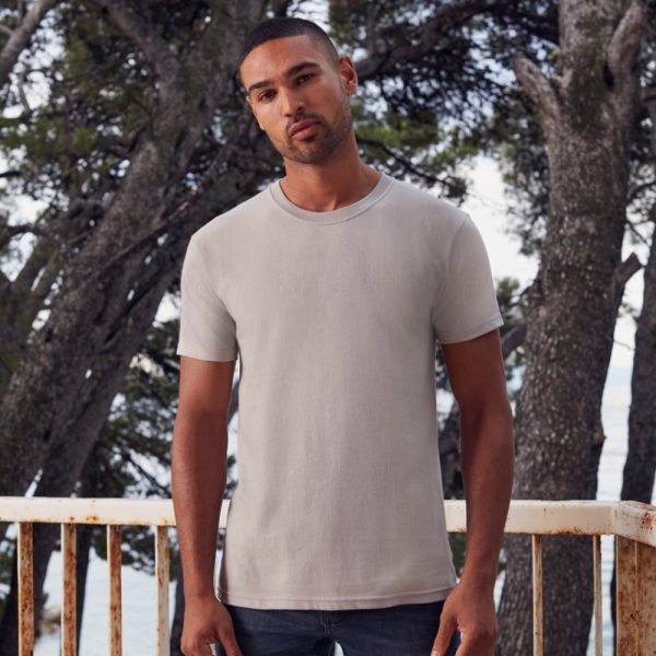 premium-svetlosiva-teniska-195g-za-pechat-i-brandirane Premium heavyweight light grey cotton t-shirt worn by a male model, ideal for custom printing, embroidery and corporate branding, 195 g/m²