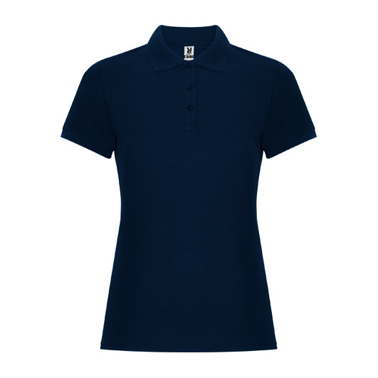 damska-tumnosinya-polo-teniska-pamuk-poliester-za-brandirane Дамската поло тениска в цвят Royal Blue е изработена от висококачествена материя с 60% памук и 40% полиестер, която комбинира естествения комфорт на памука с устойчивостта и лесната поддръжка на полиестера. Материята е мека, дишаща и запазва своята форма и наситен цвят дори след многократно пране, което я прави отлично решение за ежедневно фирмено и работно облекло. Моделът е с класическа поло яка с копчета и модерна дамска кройка, която създава професионална и представителна визия. Кралскосиният цвят символизира доверие, сигурност и корпоративен стил. Това го прави предпочитан избор за офиси, банки, хотели, ресторанти, логистични компании, търговски представители, медицински центрове, корпоративни събития и промоционални кампании. Гладката смесена материя позволява висококачествено брандиране чрез ситопечат, DTF печат, DTG директен дигитален печат, трансферен печат и професионална машинна бродерия. Фирмените лога, рекламните надписи и персонализираните дизайни изпъкват с отлична детайлност, ярки цветове и дълготрайна устойчивост при интензивна ежедневна употреба. Тази дамска поло тениска е отлично решение за фирмено облекло, корпоративни униформи, рекламни кампании и персонализирани работни дрехи. Благодарение на състава от 60% памук и 40% полиестер моделът предлага оптимален баланс между комфорт, здравина, лесна поддръжка и професионална визия, която представя вашия бранд по най-добрия начин.