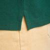 detayl-stranichen-srez-polo-teniska-organichen-pamuk-210gr Close-up detail of men's bottle green organic cotton polo shirt 210 g/m² side slit premium finishing and high quality fabric