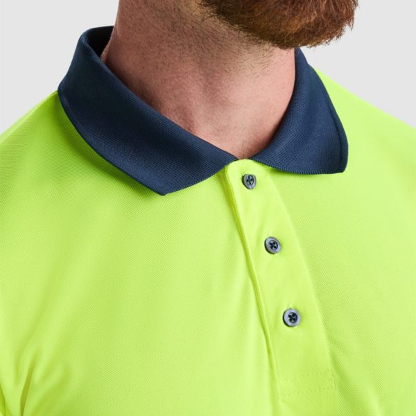 detayl-yaka-svetlootrazitelna-polo-yellow-neon-navy Close-up of high visibility yellow polo shirt with contrasting navy collar and navy buttons designed for professional safety workwear