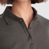 detayl-na-yaka-damska-svetlografitena-polo-teniska-pamuk-poliester Close-up of women's light graphite cotton polyester polo shirt collar for corporate workwear, branding, embroidery and DTF printing.