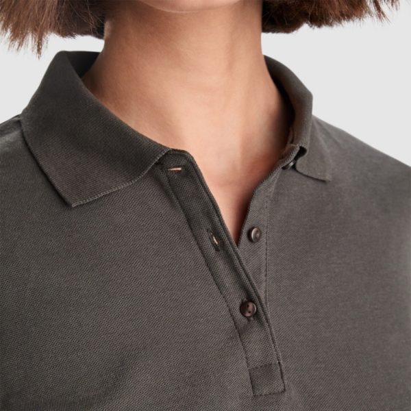 detayl-na-yaka-damska-svetlografitena-polo-teniska-pamuk-poliester Close-up of women's light graphite cotton polyester polo shirt collar for corporate workwear, branding, embroidery and DTF printing.