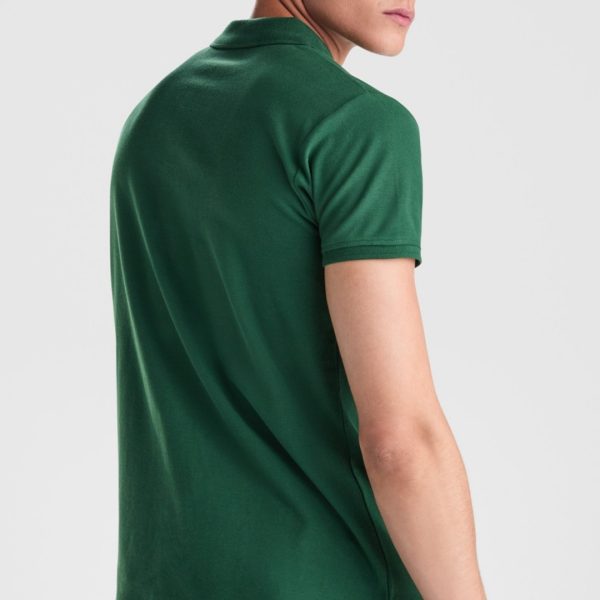 zadna-chast-tamnozelena-polo-teniska-organichen-pamuk-210gr Back view of men's bottle green organic cotton polo shirt 210 g/m² premium quality short sleeve sustainable clothing