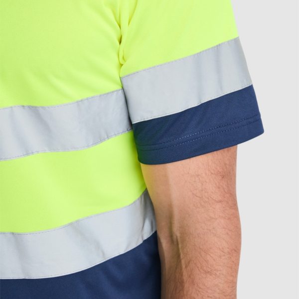 detayl-yaka-svetlootrazitelna-polo-yellow-neon-navy Close-up of high visibility yellow polo shirt with contrasting navy collar and navy buttons designed for professional safety workwear