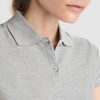 detayl-na-yaka-premium-damska-polo-teniska-organichen-pamuk-siv-melanj Close-up of women's premium organic cotton heather grey polo shirt collar with button placket for corporate workwear, branding and embroidery.