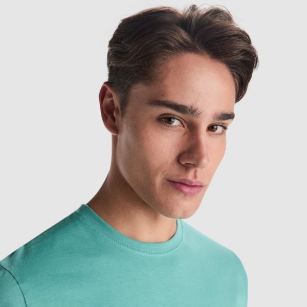 premium-mint-turkoaz-teniska-190g-pamuk-za-pechat-i-brandirane Premium mint turquoise cotton t-shirt 190 g/m² on male model close-up, suitable for custom printing, embroidery and promotional branding